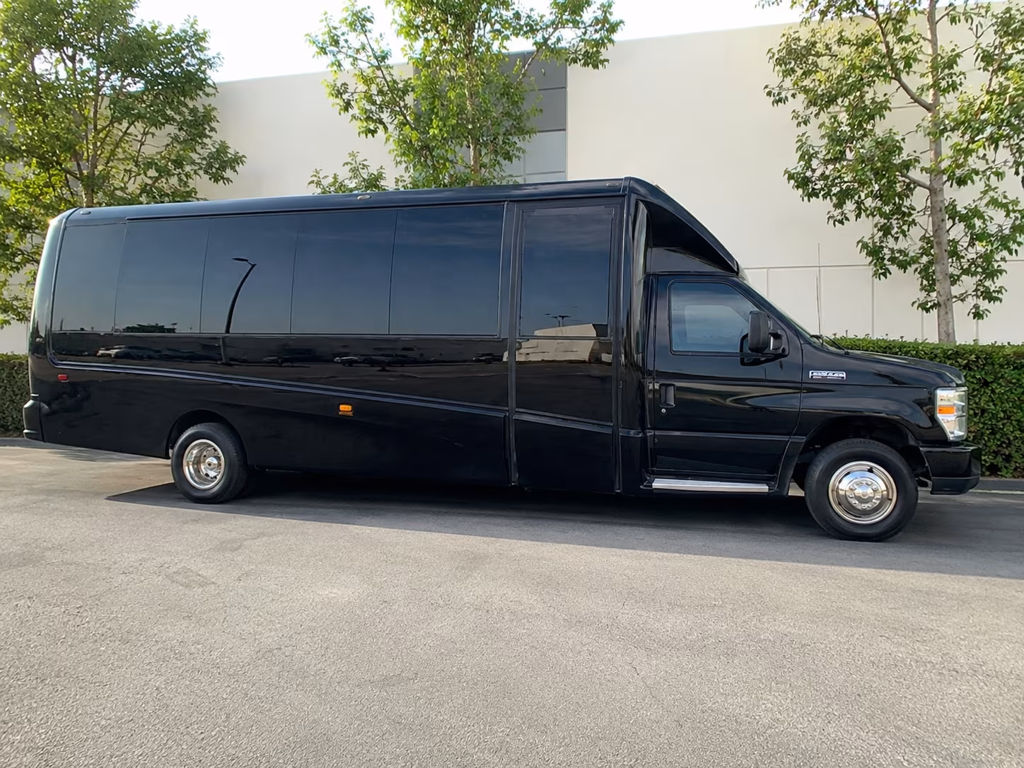 guest shuttles to no comment wine bar and wedding venues around memphis